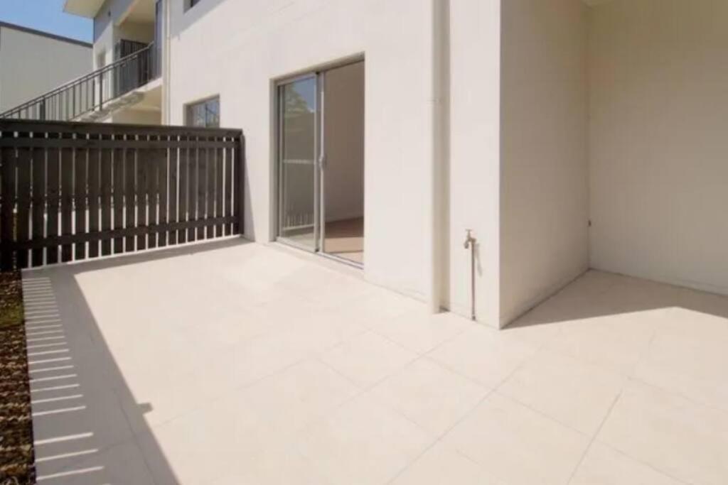 A Quiet Unit Overlooking A Reserve Petrie Exterior foto